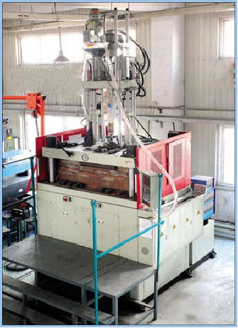 Vertical injection molding machine